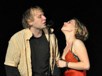 Lass Wagner als Kurt Cobain und Finja Sannowitz als Courtney Love in dem Theaterstück "Better Listen"